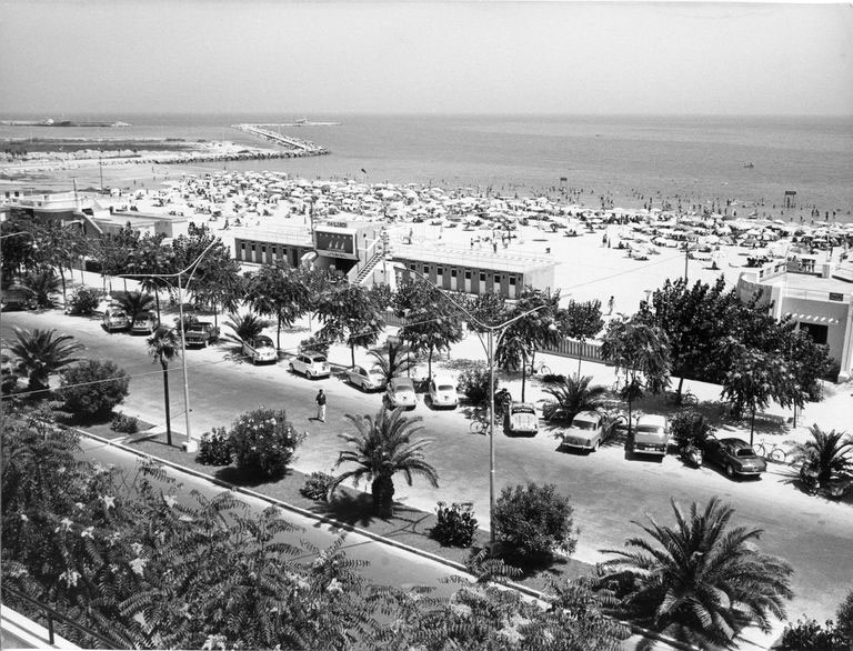 Un'immagine storica della spiagga sambenedettese, negli anni '60.